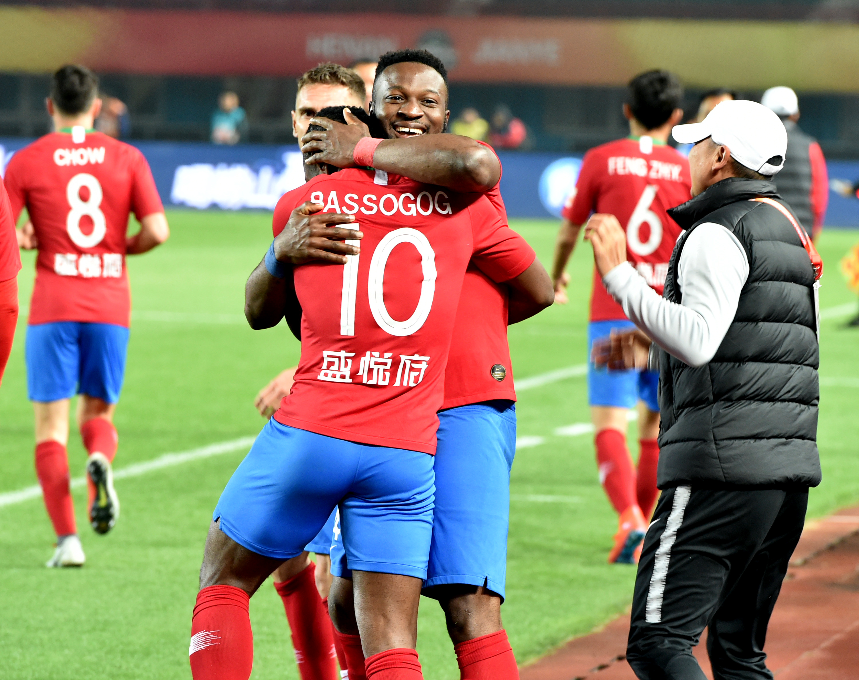 他背身护球 他背身护球